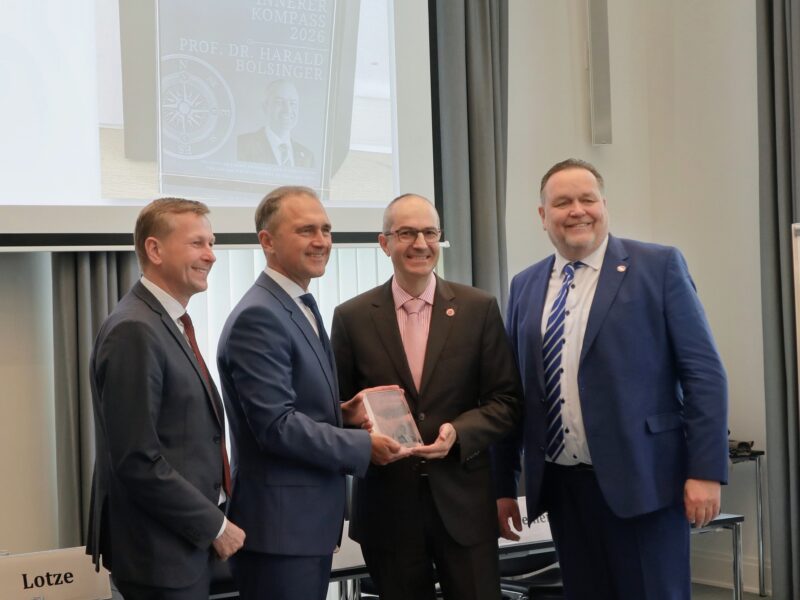 Preisübergabe durch das Präsidium (v.l.n.r. : Vizepräsident Dirk Gemeinhardt, Präsident Jürgen Rohm, Preisträger Prof. Dr. Harald Bolsinger, Vizepräsident Harald Lotze)